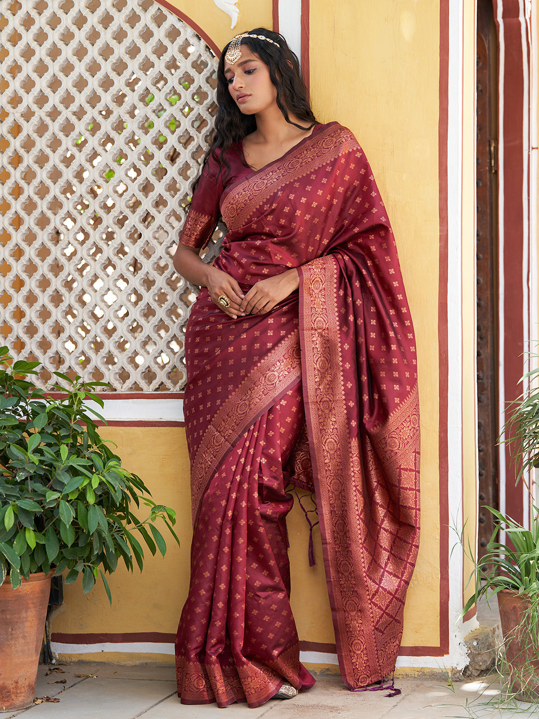 Maroon Banarasi Silk Ethnic Motifs Saree with Unstitched Blouse Piece