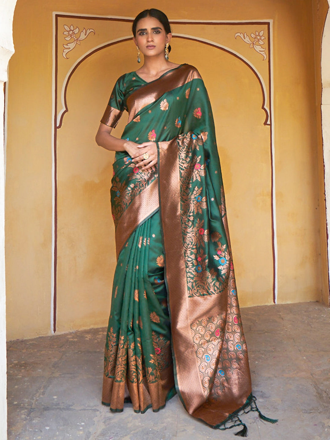 Green Banarasi Silk Woven Dual Tone Floral Design Saree with Unstitched Blouse Piece