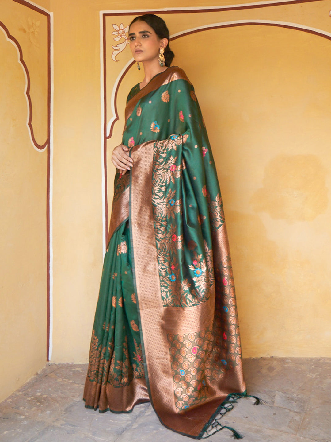 Green Banarasi Silk Woven Dual Tone Floral Design Saree with Unstitched Blouse Piece