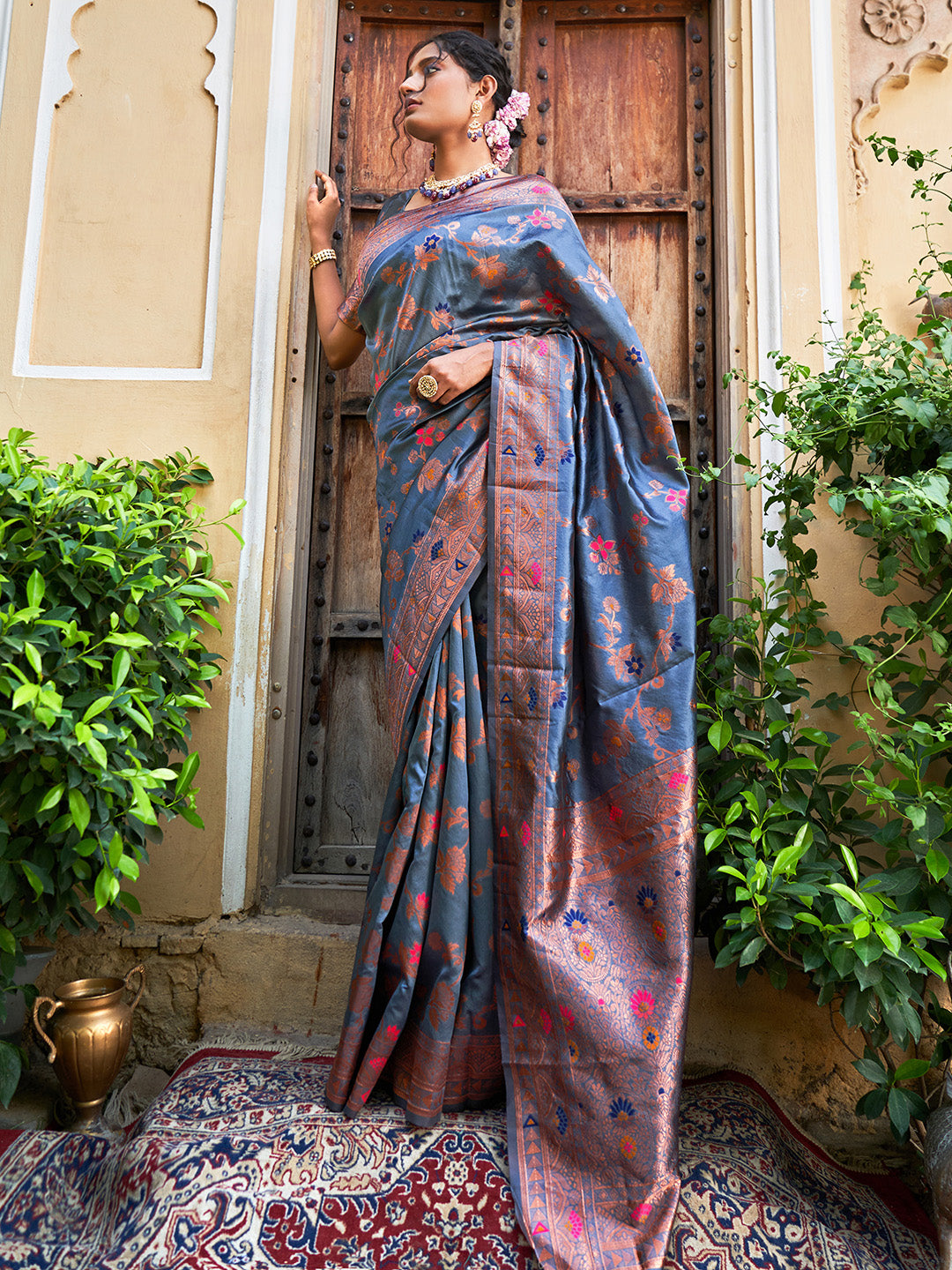 Grey Banarasi Silk Woven Dual Tone Floral Design Saree with Unstitched Blouse Piece