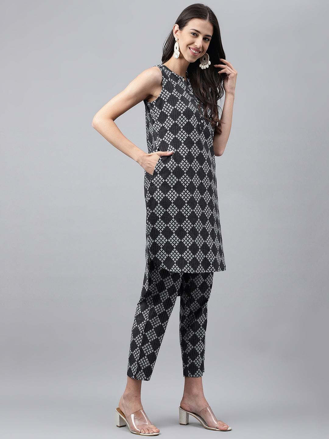 Black Cotton Ethnic Motifs Kurta with Pant